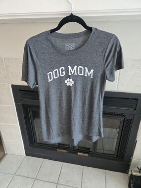 Modern Lux Gray DOG MOM Tee with White Paw